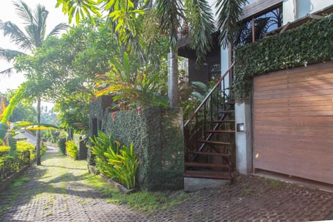 Property building, Facade/entrance, Garden, Quiet street view