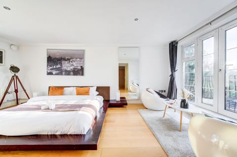 3-Bedroom Penthouse, Brentford, Free Parking Apartment in Brentford