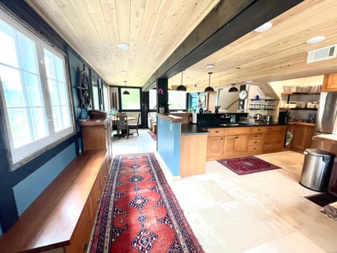 Coffee/tea facilities, Kitchen or kitchenette, Dining area, dishwasher