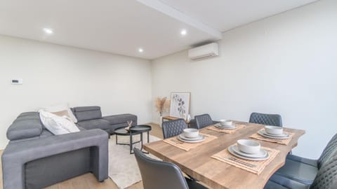Central Canterbury Charm Sky View Free Parking Condo in Sydney