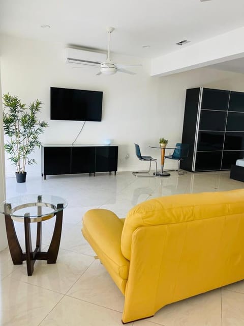 Communal lounge/ TV room, TV and multimedia, Living room, air conditioner