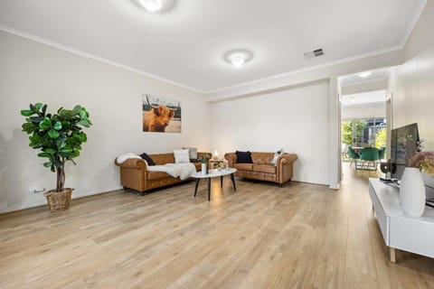 The Charming Living 3BR Townhouse Perfect Vacation House in Port Adelaide