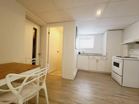 Cozy 1BR in Vieux-Longueuil +parking 14min Downtown Condo in Boucherville