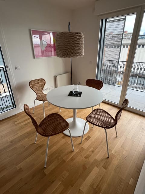 appartement 4 pièces spacieux grande terrasse Condo in Clichy