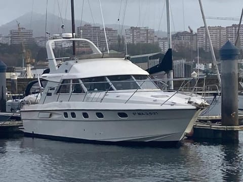 El yate de la Ría Docked boat in Vigo