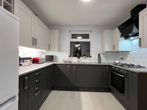 Immaculate Newly Refurbished 4 Bed House House in Nottingham