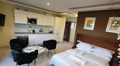 Bed, TV and multimedia, Coffee/tea facilities, Kitchen or kitchenette, Living room, Photo of the whole room, Seating area, Dining area, Bedroom, minibar, towels