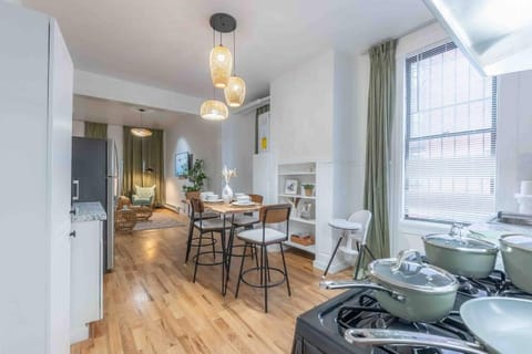 3 bedroom Apt with lots of food spots nearby, walk to train and get to NYC in 15 min, Sleeps 10 and we Pay HALF your Parking Apartamento in Hoboken