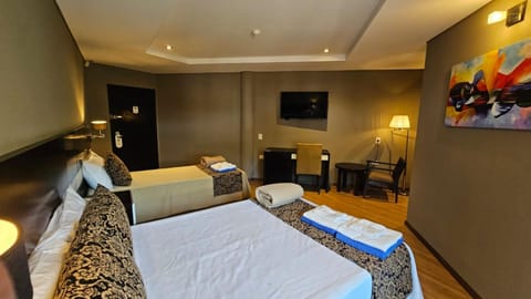 Bed, TV and multimedia, Seating area