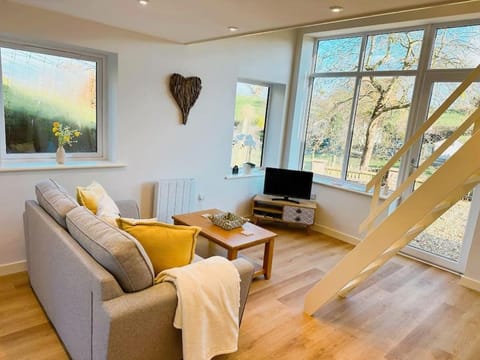 Honey Bee Cottage - Cute Couples Getaway House in Welshpool
