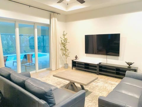 TV and multimedia, Seating area, Evening entertainment, Pool view