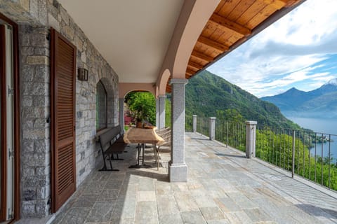 Property building, Patio, Balcony/Terrace, Balcony/Terrace, Lake view, Mountain view