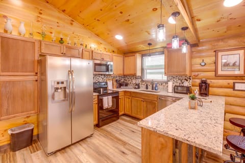 Pet-Friendly Chattanooga Cabin with Hot Tub and Kayaks Haus in Hixson