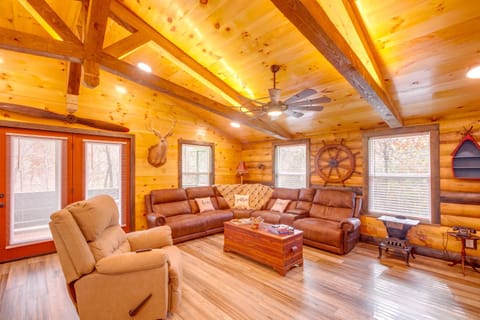 Pet-Friendly Chattanooga Cabin with Hot Tub and Kayaks Casa in Hixson