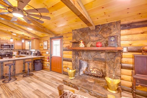 Pet-Friendly Chattanooga Cabin with Hot Tub and Kayaks Haus in Hixson
