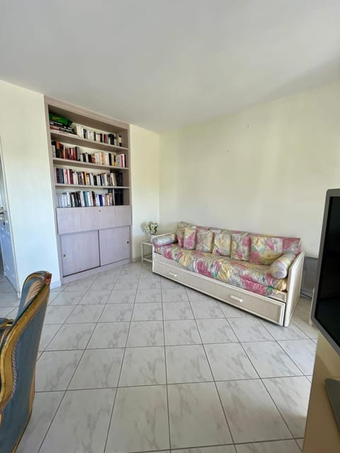 Lovely spacious nest with pool Condo in Mandelieu-La Napoule