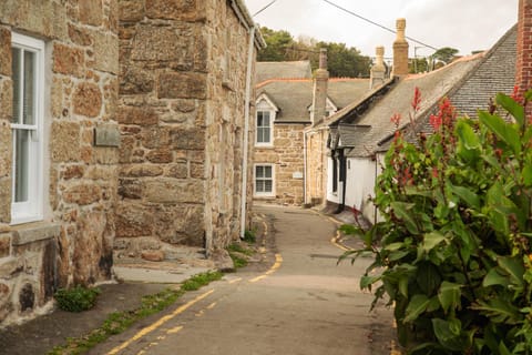 Property building, Day, Neighbourhood, Landmark view, Street view