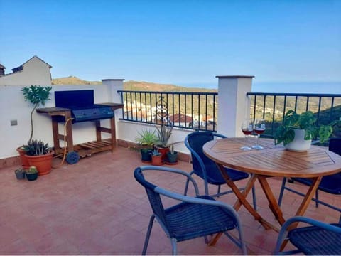 BBQ facilities, View (from property/room), Balcony/Terrace, Dining area, Mountain view, Sea view