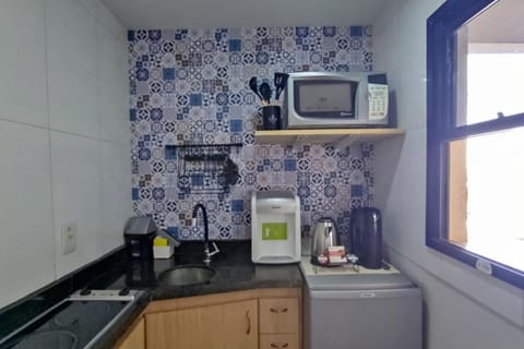 Kitchen or kitchenette, minibar, stove