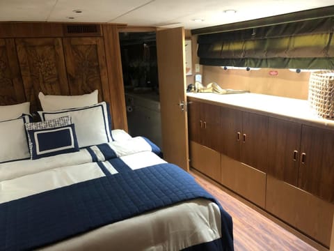Luxury Afloat Yacht Paradise 3 bedrooms 3bath 5 beds with full Marina view Docked boat in Marina del Rey