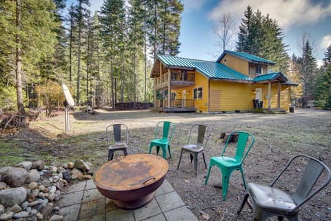 Pet-Friendly Easton Cabin with Deck and Fire Pit! House in King County