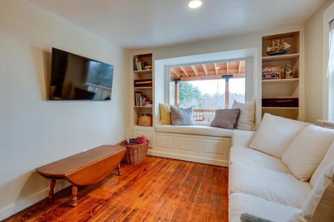 Expansive Wilmot Escape with Deck Near Skiing! Haus in Sutton