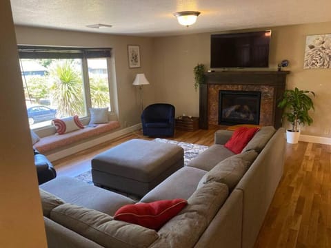 Relax & Rejuvenate in 4BR home with Hot Tub & Deck Casa in Roseburg