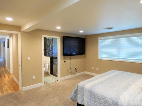 Relax & Rejuvenate in 4BR home with Hot Tub & Deck House in Roseburg