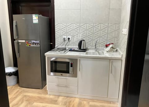 Kitchen or kitchenette, minibar