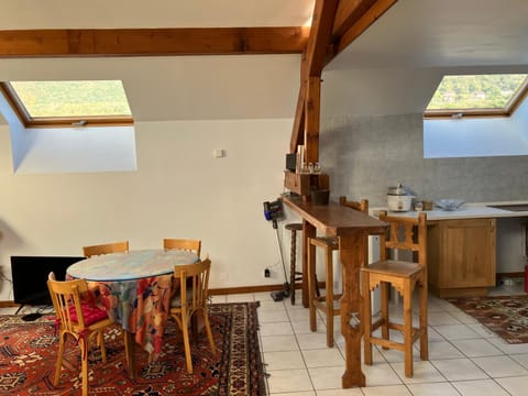 Kitchen or kitchenette, Dining area