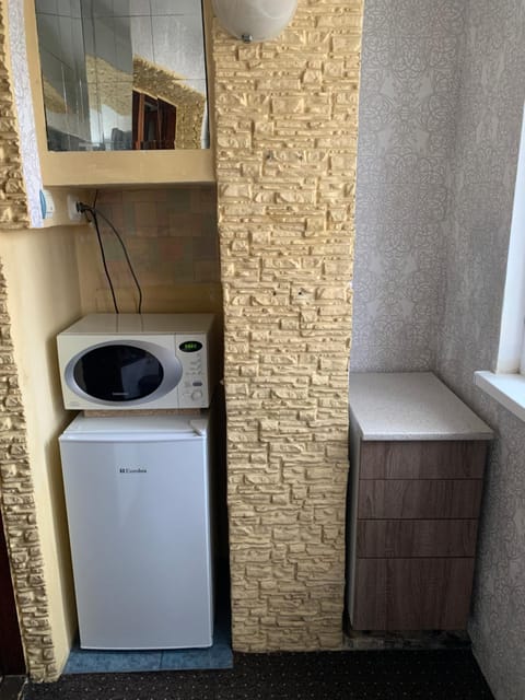 Kitchen or kitchenette, minibar