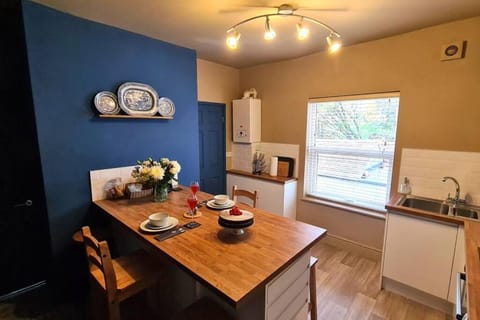 Potter's Retreat by Spires Accommodation an adorably quirky place to stay in Stoke on Trent Condo in Stoke-on-Trent