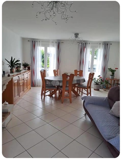 PAVILLON PROCHE RER et DisneyLand House in Gagny