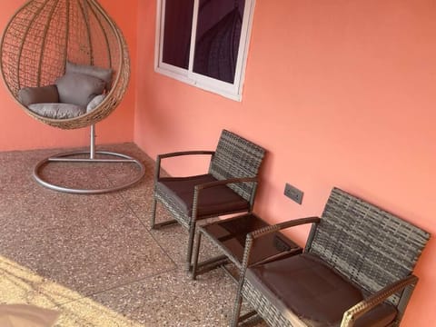 Bright & Beautiful 2-Bed Apartment, Central Kumasi Copropriété in Kumasi