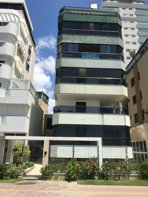 Apto com ótima localização, centro de Meia Praia Apartment in Porto Belo