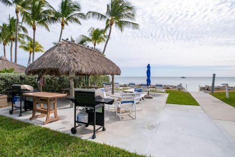 Florida Keys Sea Isle Condo Ocean Front Private Beach Condominio in Key Colony Beach