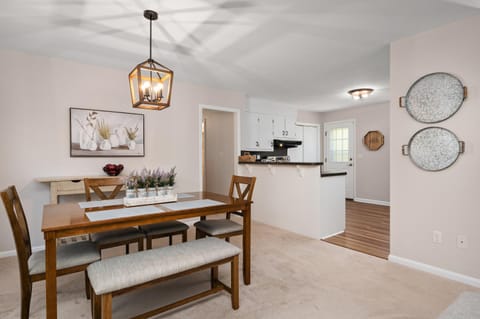 Kitchen or kitchenette, Dining area