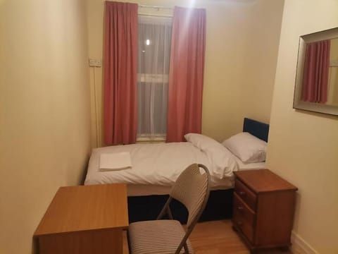 Single Bedroom near London Seven Kings Train Station Bed and Breakfast in Ilford