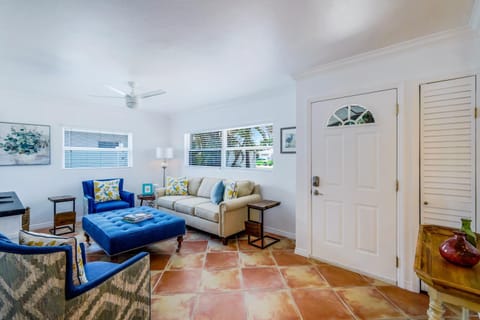 FALL SPECIAL! Seas The Day - This one has it all - Walk to Vanderbilt beach! Casa in Naples Park