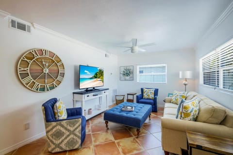 FALL SPECIAL! Seas The Day - This one has it all - Walk to Vanderbilt beach! Casa in Naples Park