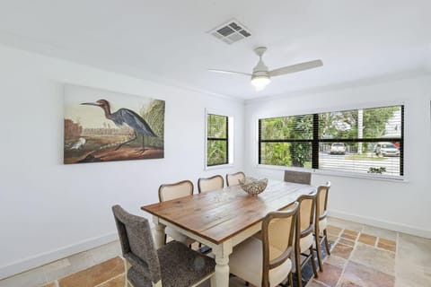 Newly Renovated Sea La Vie Walk to the Beach, 4 Bedroom w Office House in Naples Park