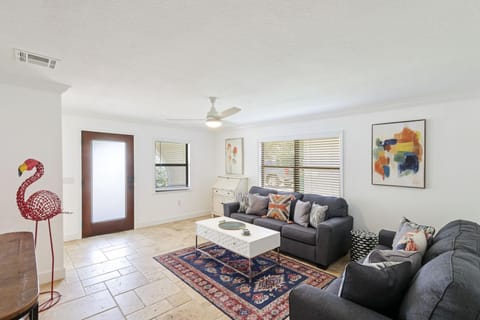 Newly Renovated Sea La Vie Walk to the Beach, 4 Bedroom w Office Maison in Naples Park