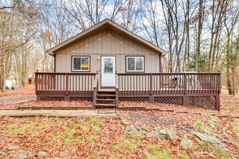 Pet-Friendly Cottage in the Poconos with Hot Tub! House in Tunkhannock Township
