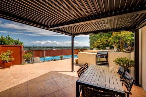 Relax At Poolside - Napier Holiday Home House in Napier