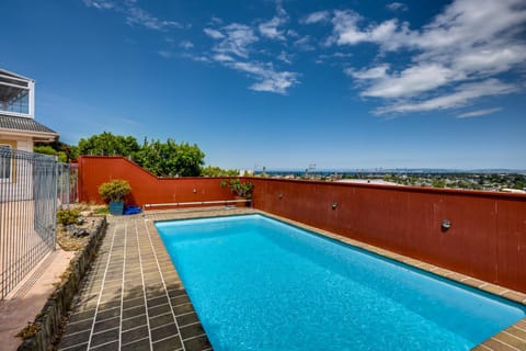 Relax At Poolside - Napier Holiday Home House in Napier