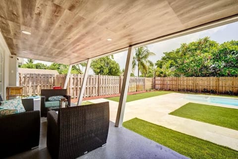 Perfect Backyard w/Pool - Minutes from Wilton Dr. House in Oakland Park