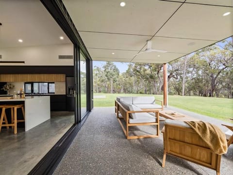 Black Cockatoo Retreat - Acreage Only minutes from Dunsborough Town & Yallingup Beach Haus in Quindalup