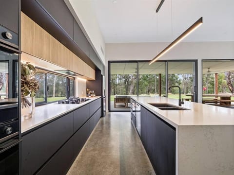 Black Cockatoo Retreat - Acreage Only minutes from Dunsborough Town & Yallingup Beach House in Quindalup