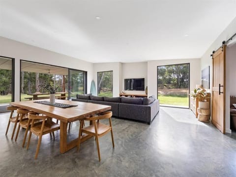 Black Cockatoo Retreat - Acreage Only minutes from Dunsborough Town & Yallingup Beach Maison in Quindalup