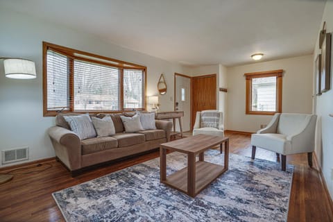 Oakdale Home with Deck - 7 Mi to Downtown St Paul! Haus in Oakdale